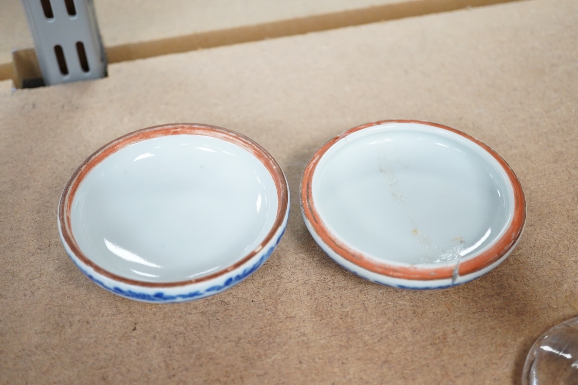 A Chinese blue and white box, Republic period, 9cm diameter